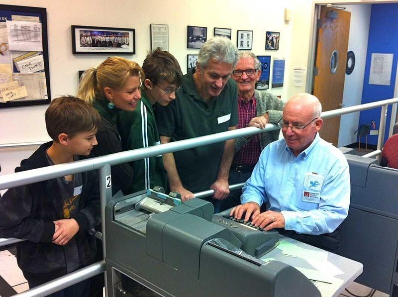 Keypunch demonstration in the CHM 1401 Demo Lab